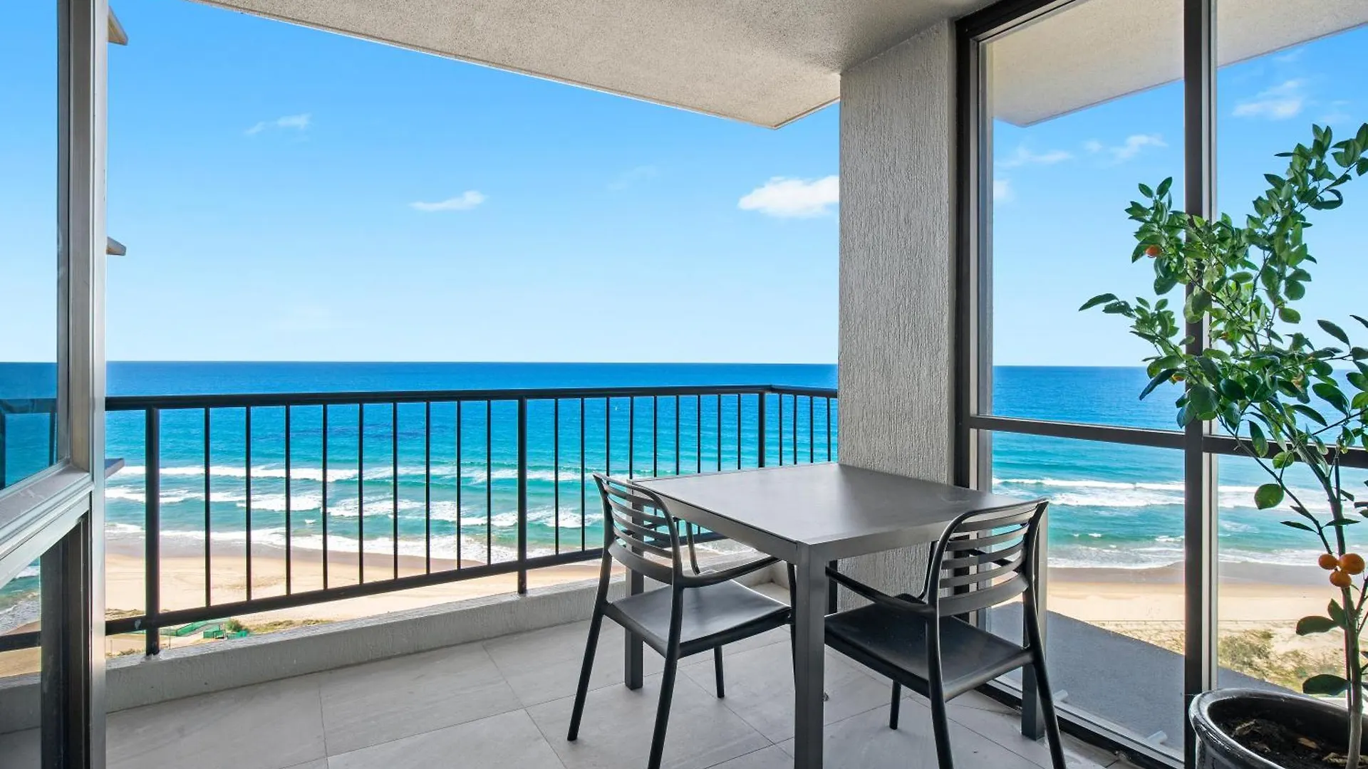 Capricorn One Beachside - Official 4* Gold Coast