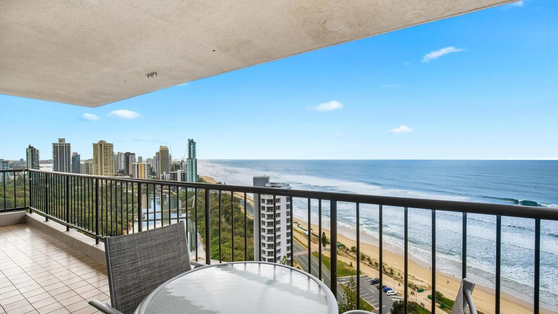 Capricorn One Beachside - Official 4* Gold Coast
