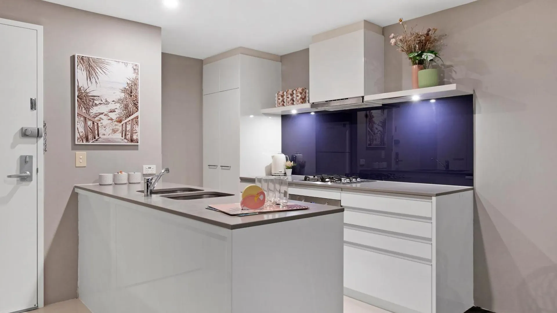 Two Bedroom Self Contained - Circle On Cavill - Privately Managed Apartamento