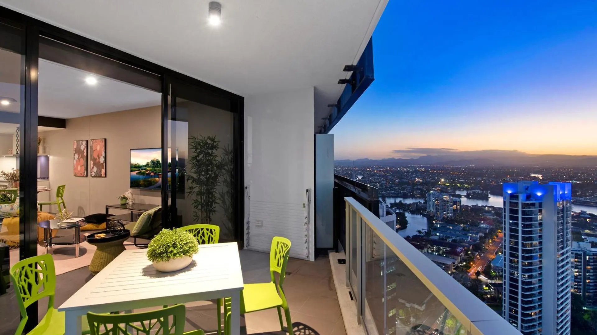 Two Bedroom Self Contained - Circle On Cavill - Privately Managed