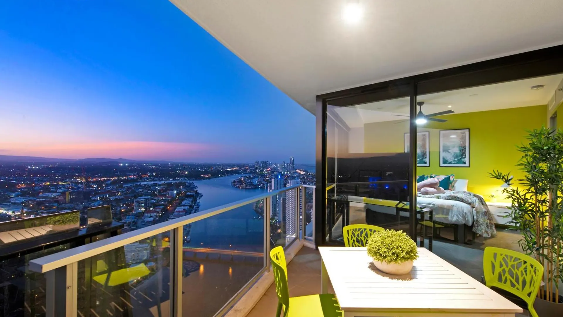 Two Bedroom Self Contained - Circle On Cavill - Privately Managed Apartamento *