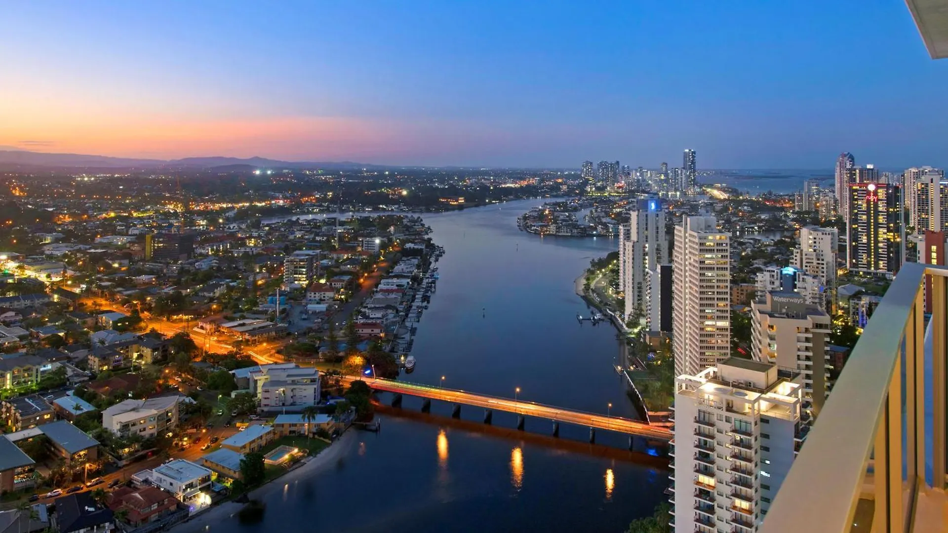 Two Bedroom Self Contained - Circle On Cavill - Privately Managed * Gold Coast