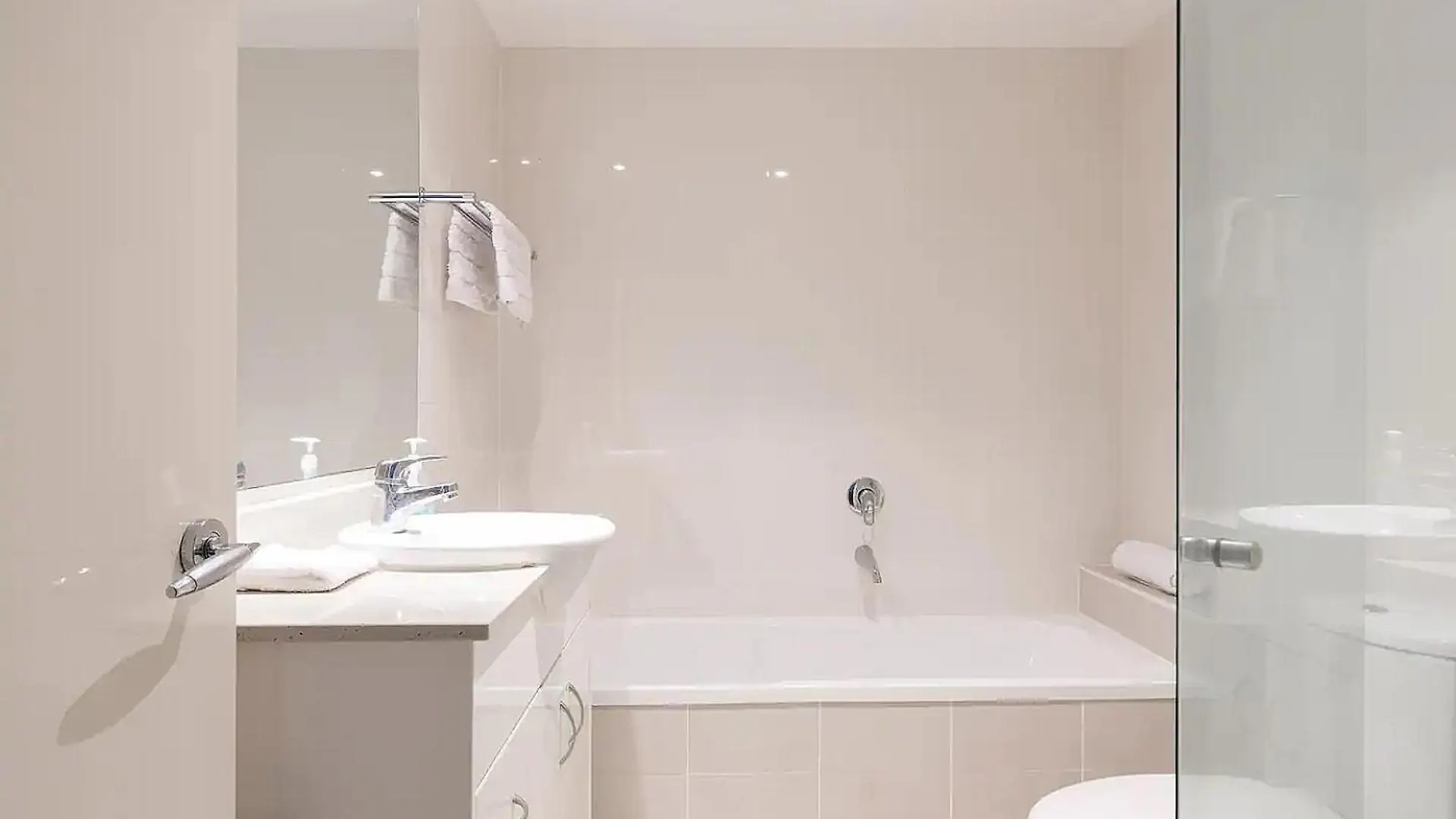 Apartment Exquisitely Furnished 2 Bedroom Apartment!