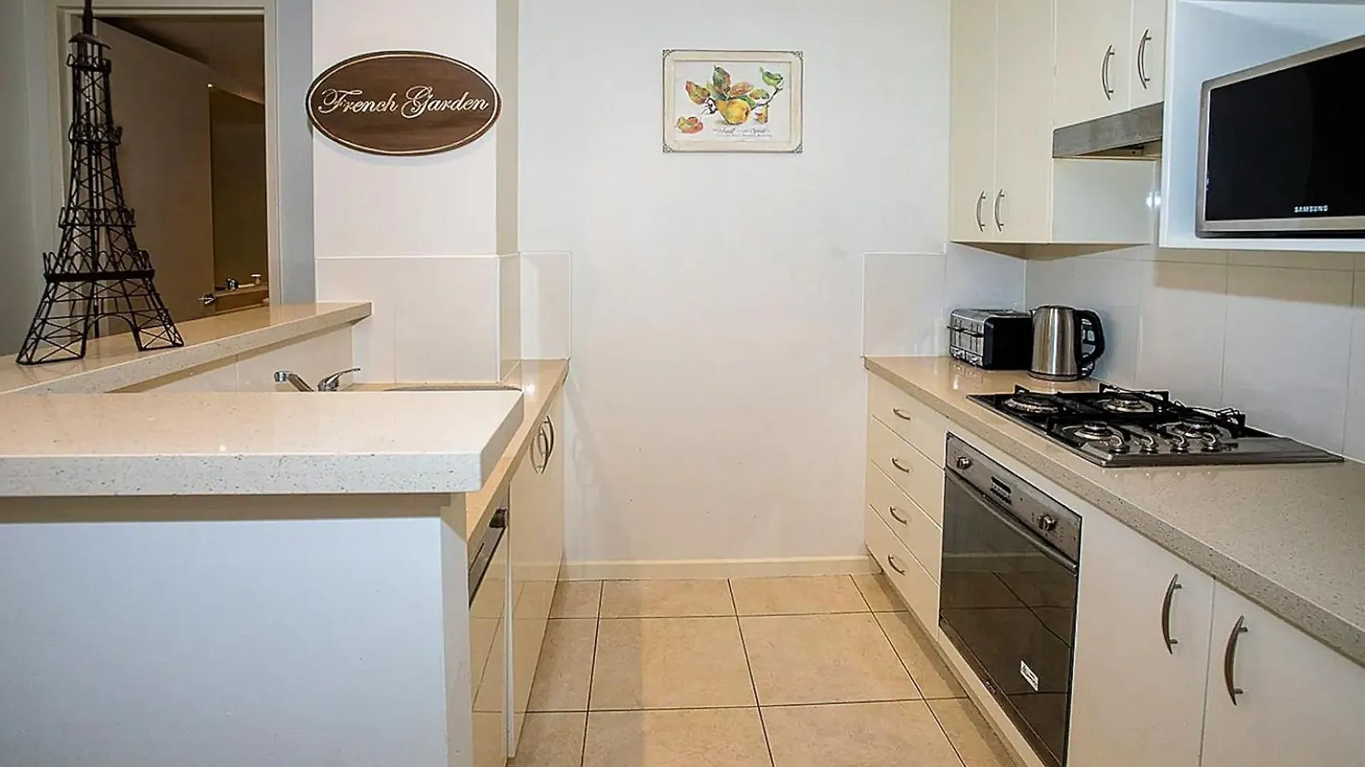 Exquisitely Furnished 2 Bedroom Apartment! Apartment