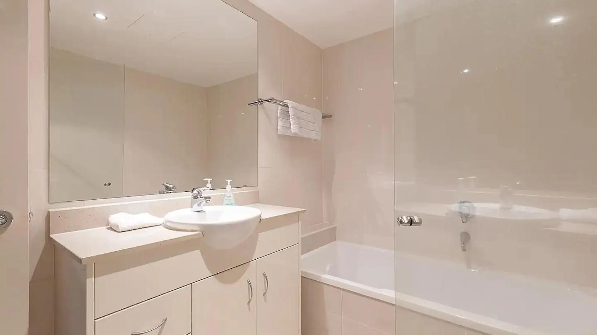 Exquisitely Furnished 2 Bedroom Apartment! Apartment *
