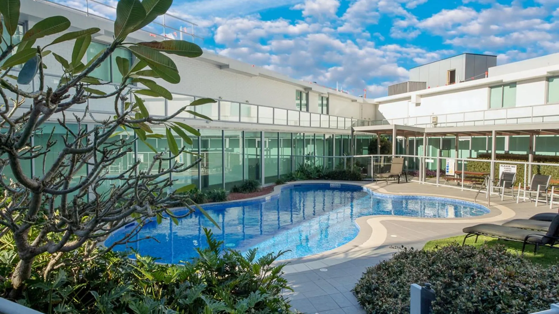Exquisitely Furnished 2 Bedroom Apartment! Gold Coast