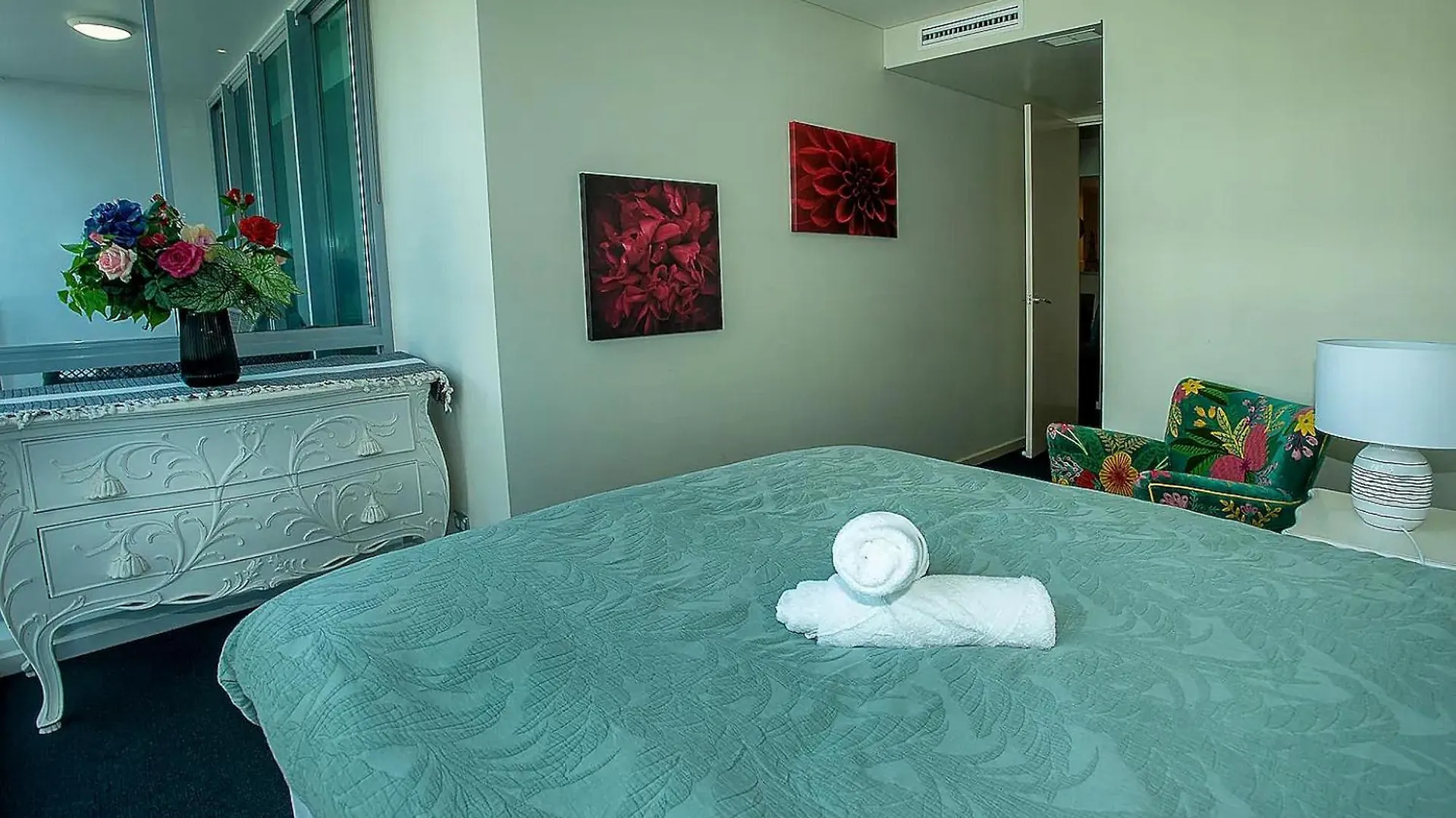 Exquisitely Furnished 2 Bedroom Apartment! Apartment Gold Coast