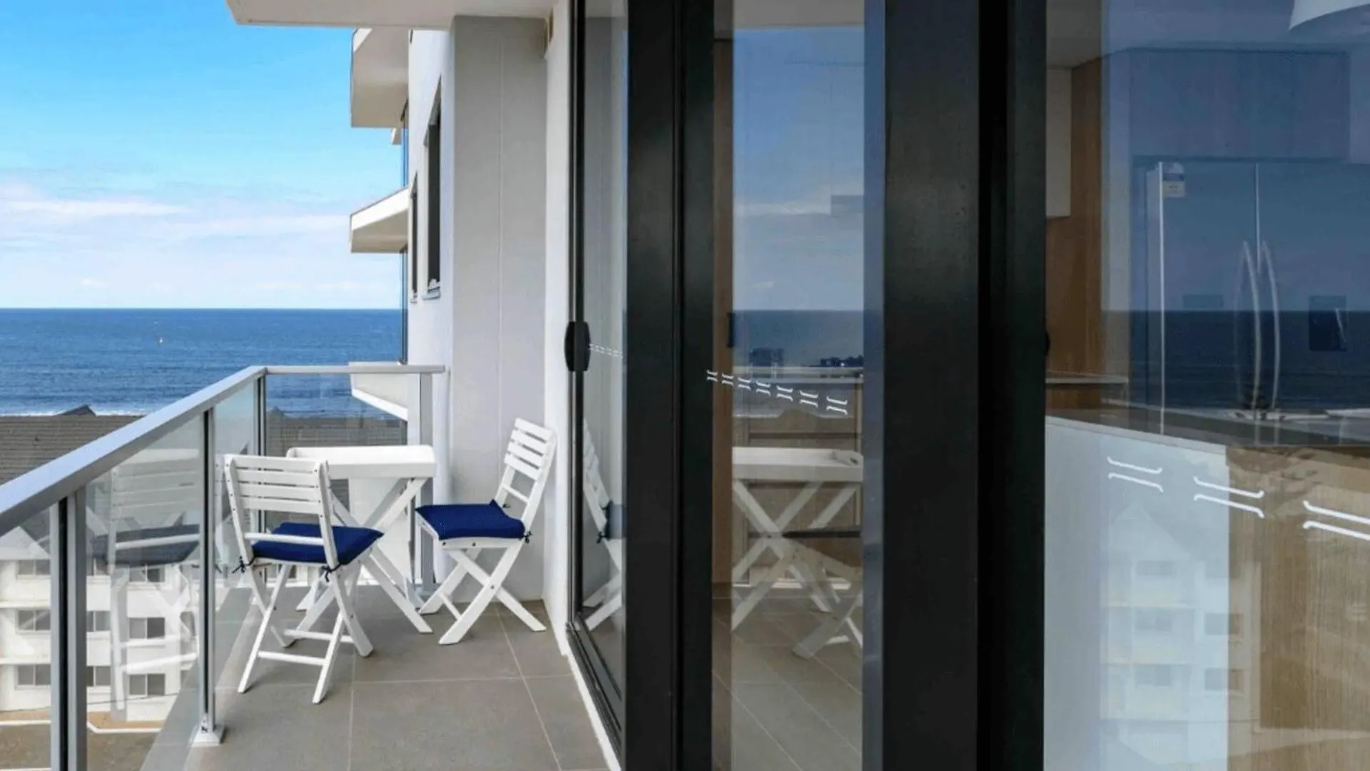 Palm Escape With Rooftop Pool - Coasthm Apartment