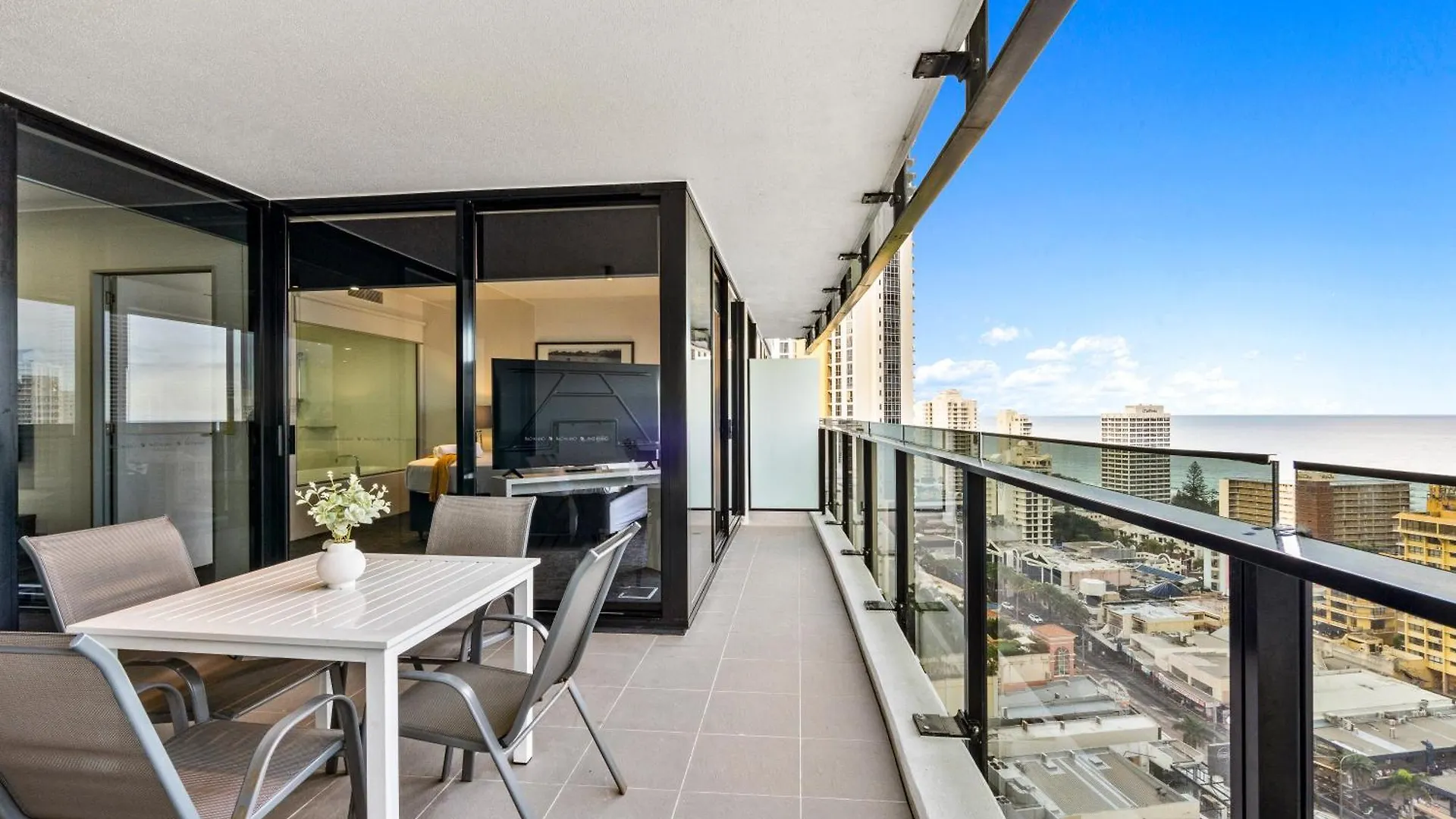 Circle On Cavill - Self Contained & Privately Managed - Wow Gold Coast