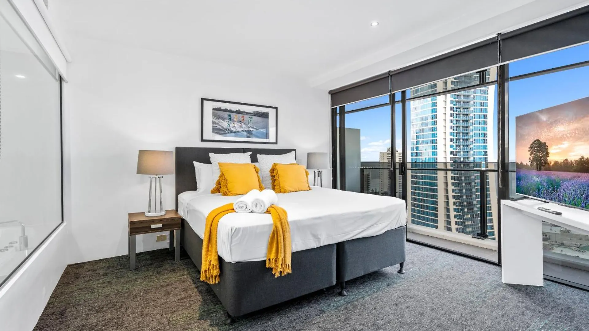 Circle On Cavill - Self Contained & Privately Managed - Wow Apartment *