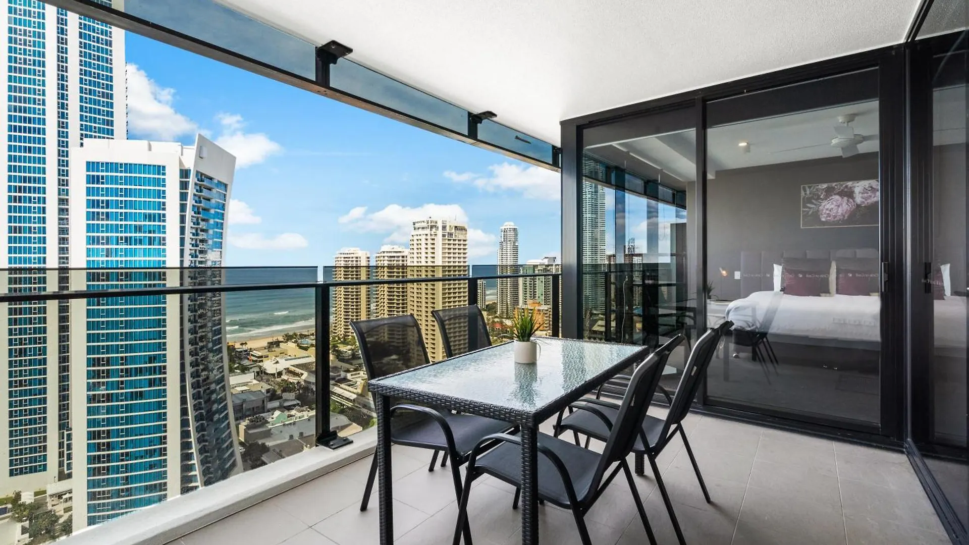 Circle On Cavill - Self Contained & Privately Managed - Wow * Gold Coast