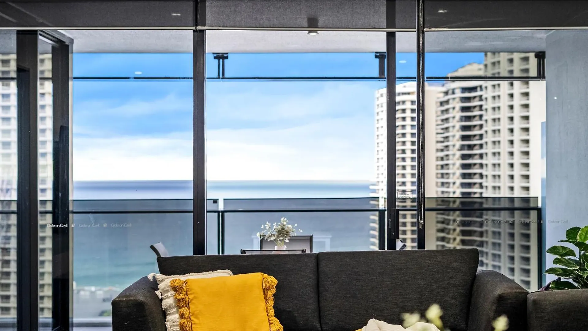 Self-contained At Circle On Cavill - Privately Managed - Wow Apartament