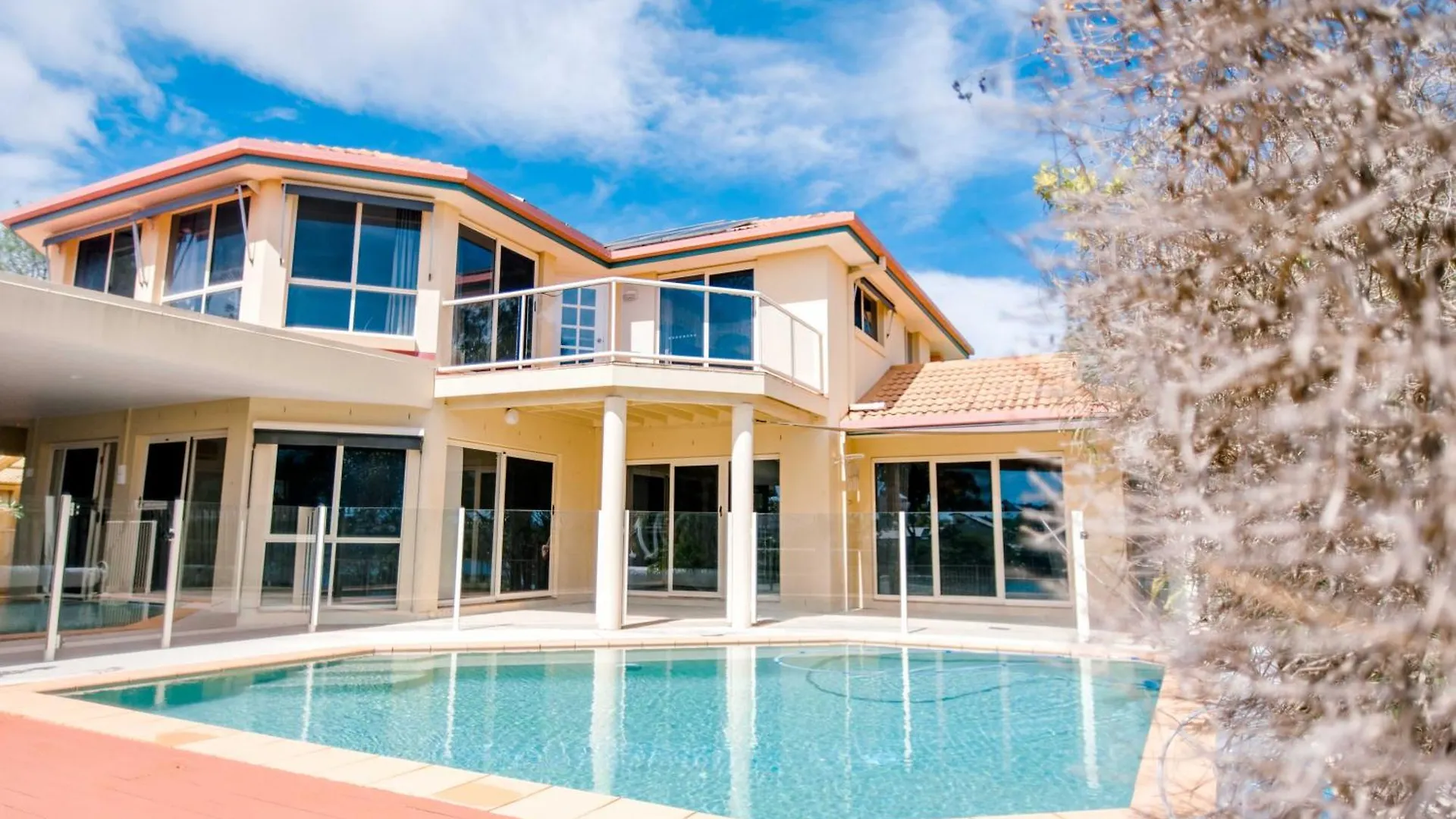 Peaceful Waterfront Ferienhaus