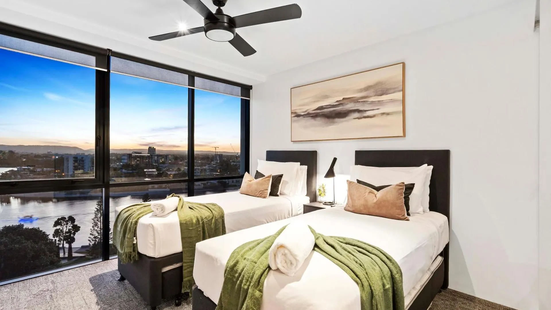 Circle On Cavill - Self Contained & Privately Managed - Wow Apartment Gold Coast