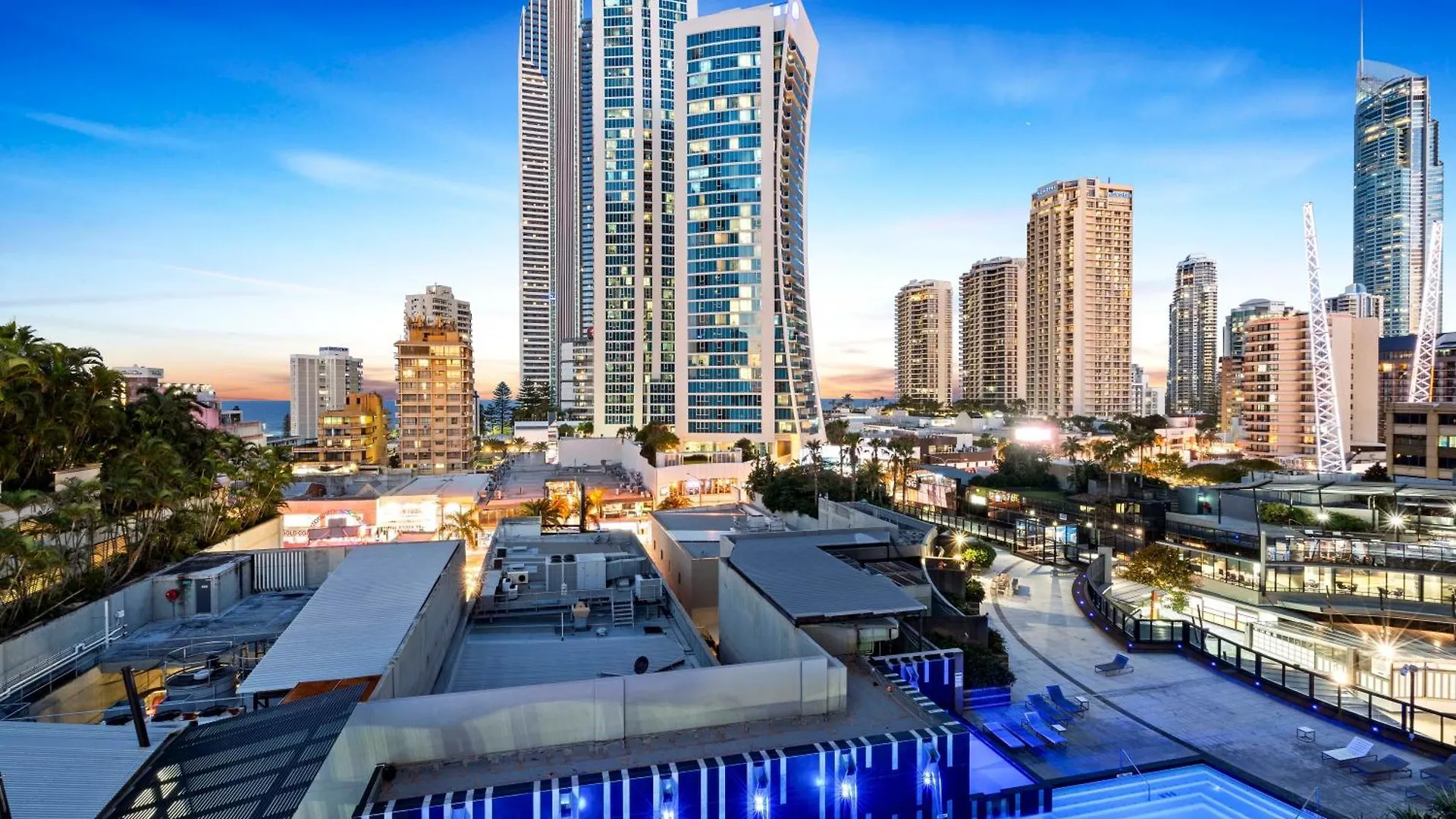 Apartment Circle On Cavill - Self Contained & Privately Managed - Wow *
