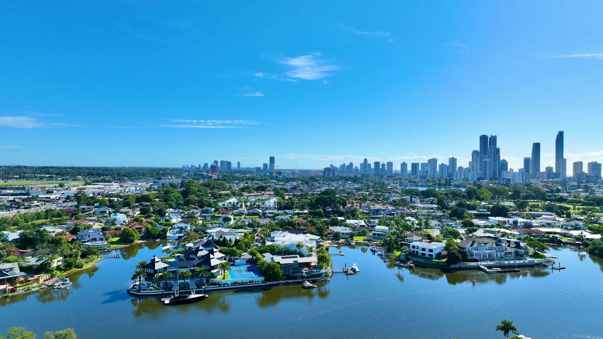 Broadbeach Casa Waterfront With Pier-enjoy Fishing On Vacation