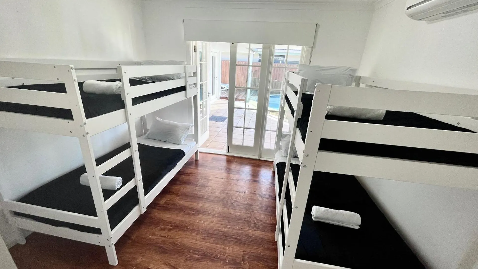 Broadbeach Casa Waterfront With Pier-enjoy Fishing On Vacation