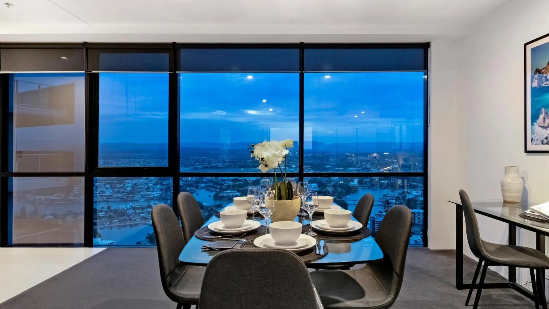 Apartment Circle On Cavill - Self Contained & Privately Managed - Wow