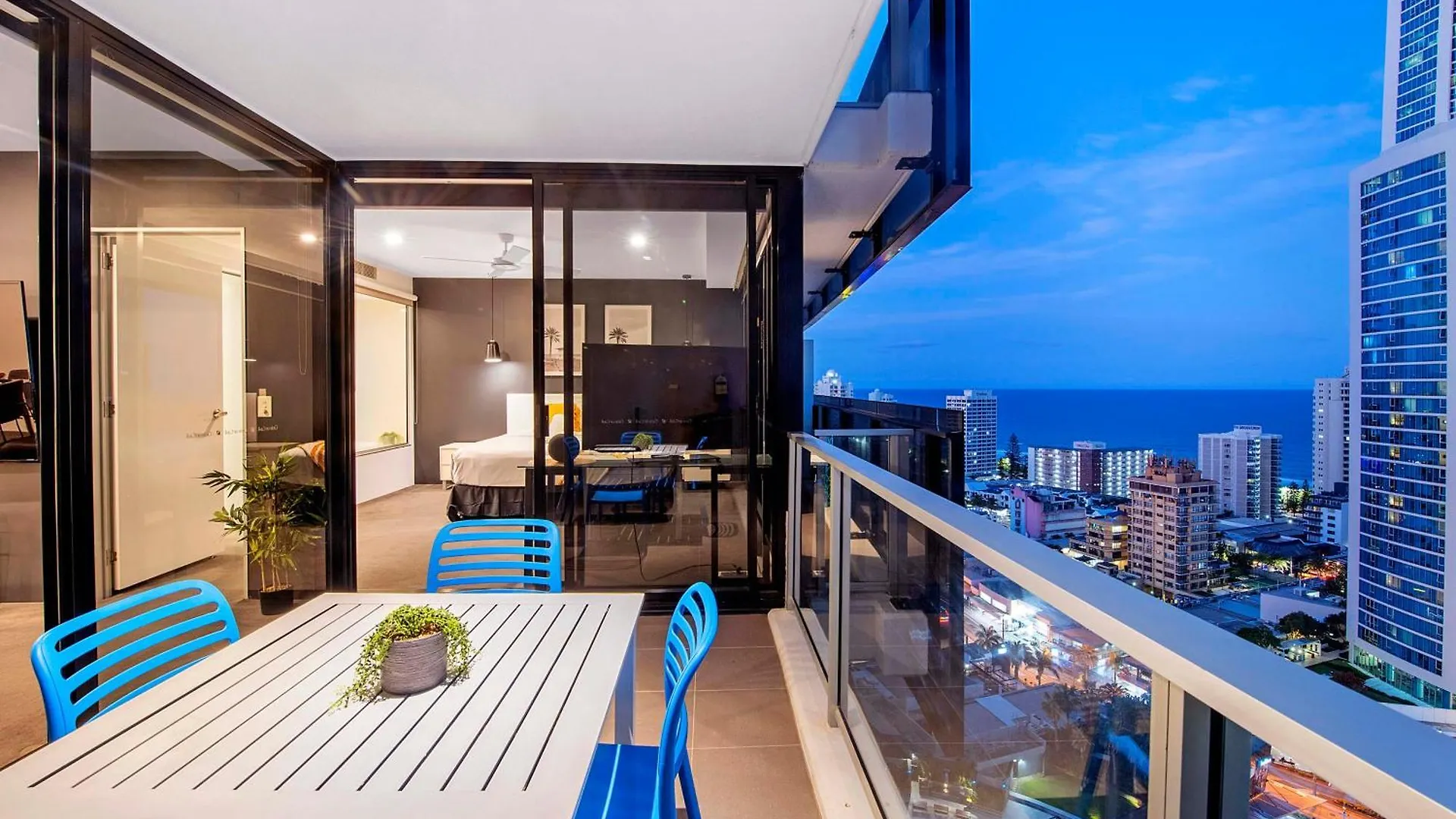 Apartment Circle On Cavill - Self Contained & Privately Managed - Wow
