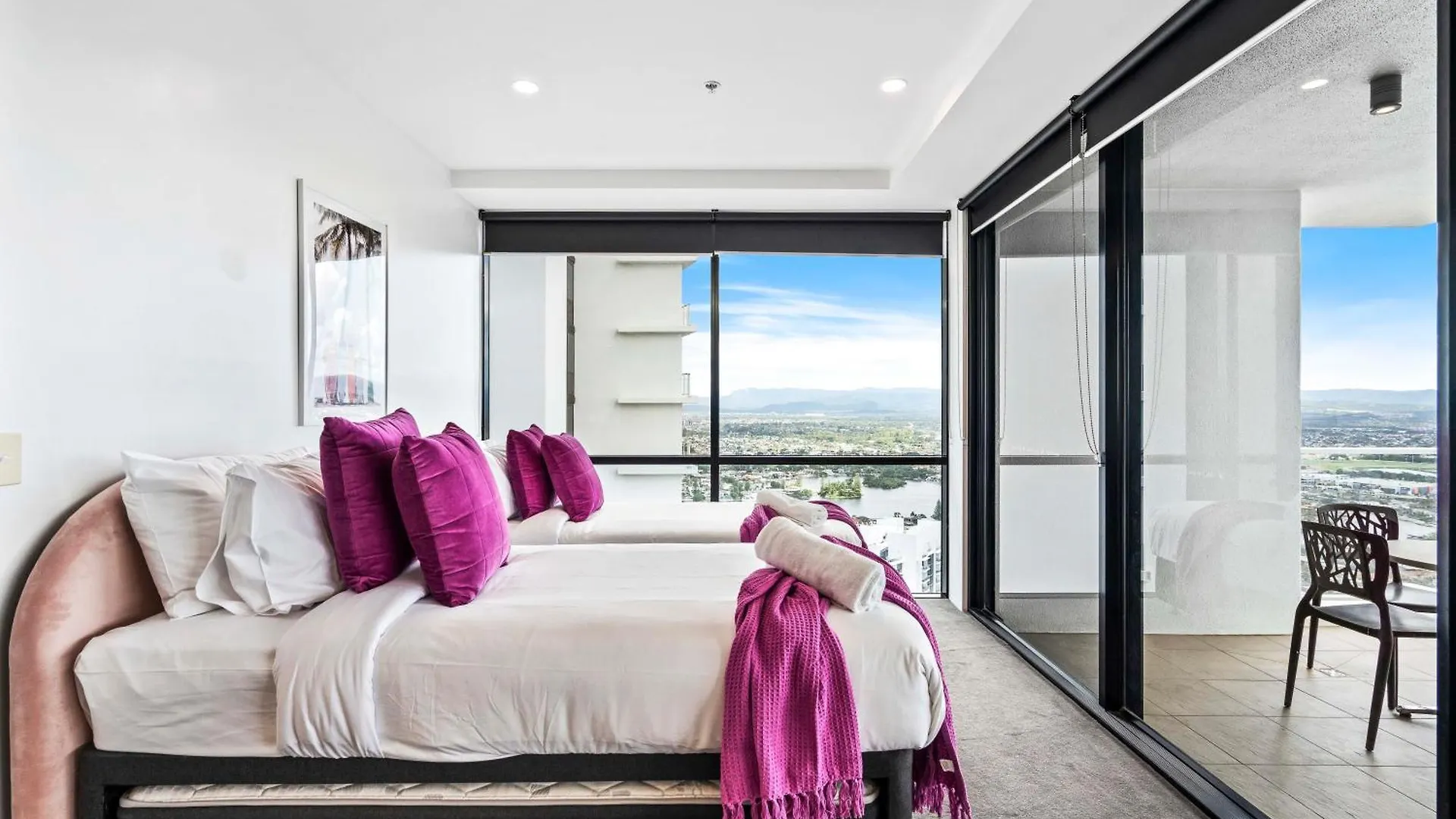 Circle On Cavill - Self Contained & Privately Managed - Wow Apartment