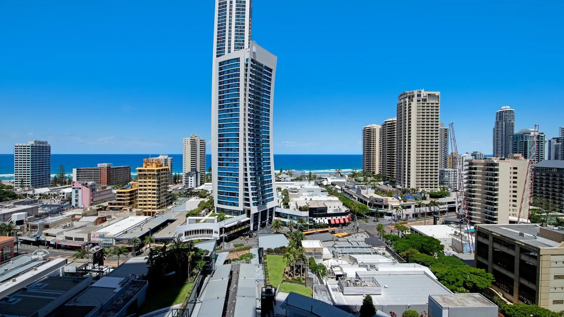 Self-contained At Circle On Cavill - Privately Managed - Wow *
