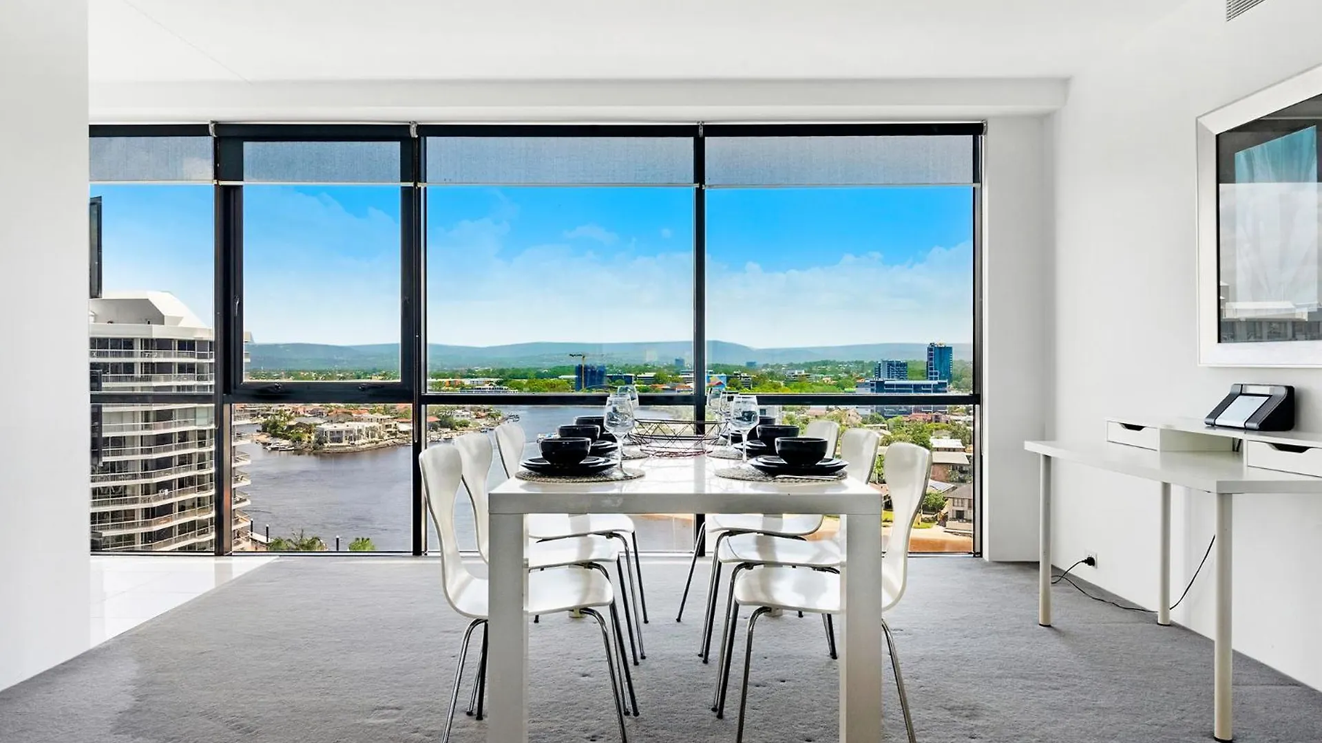 Self-contained At Circle On Cavill - Privately Managed - Wow *
