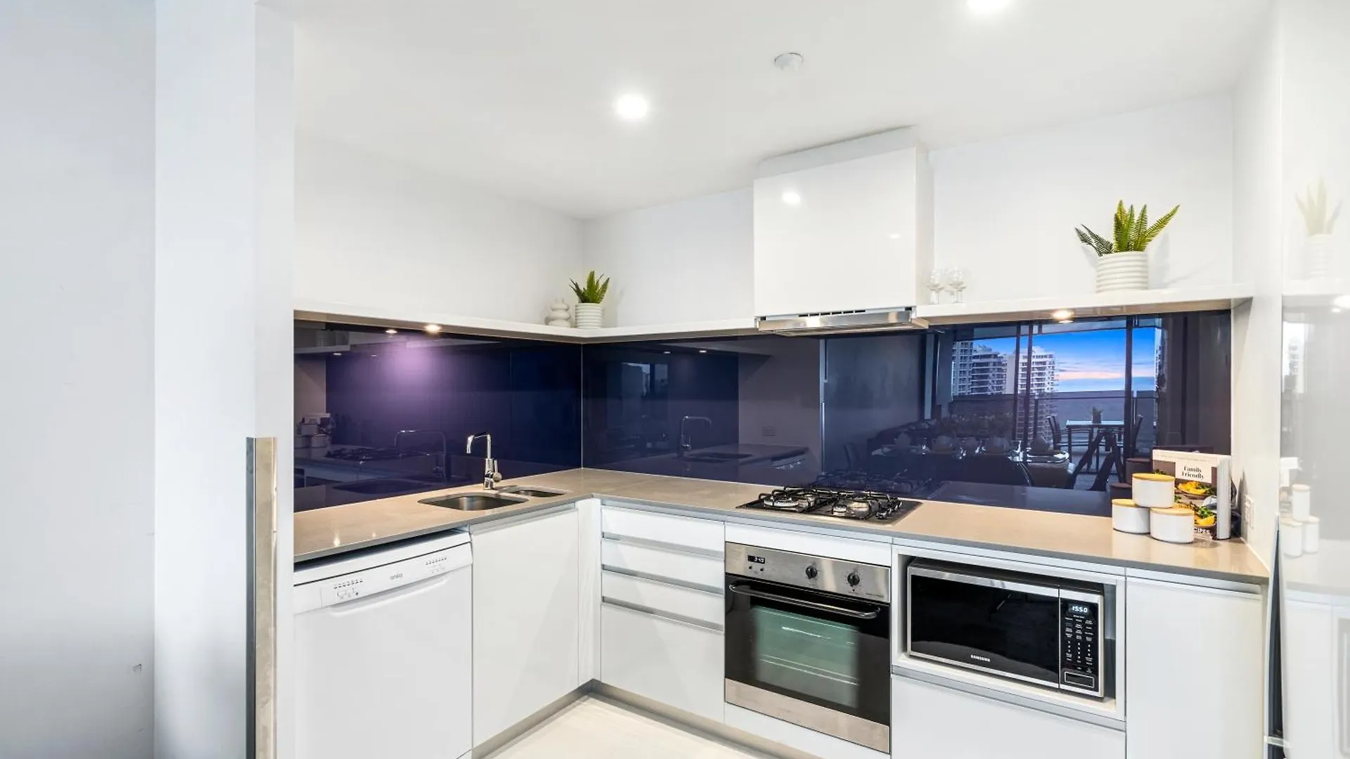 Self-contained At Circle On Cavill - Privately Managed - Wow Apartament *