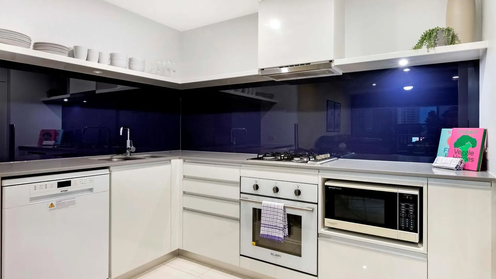 Self-contained At Circle On Cavill - Privately Managed - Wow