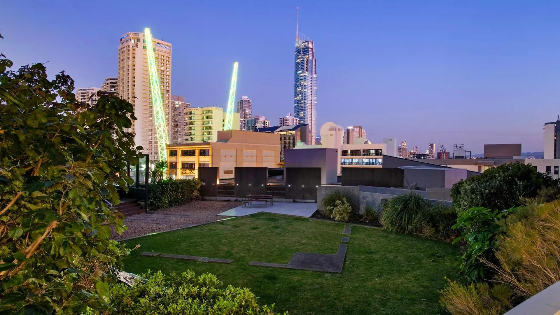 Self-contained At Circle On Cavill - Privately Managed - Wow Apartament