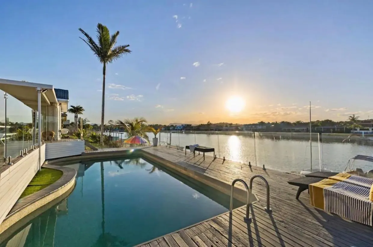 Sandy Toes & Sunsets On The Creek In Palm Beach, Qld! Holiday home