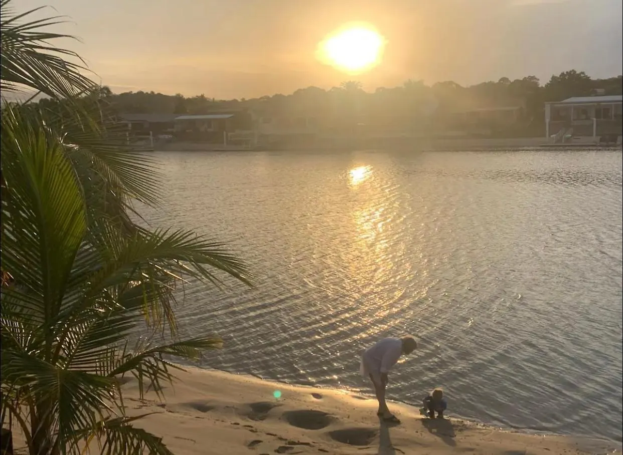 Holiday home Sandy Toes & Sunsets On The Creek In Palm Beach, Qld! *