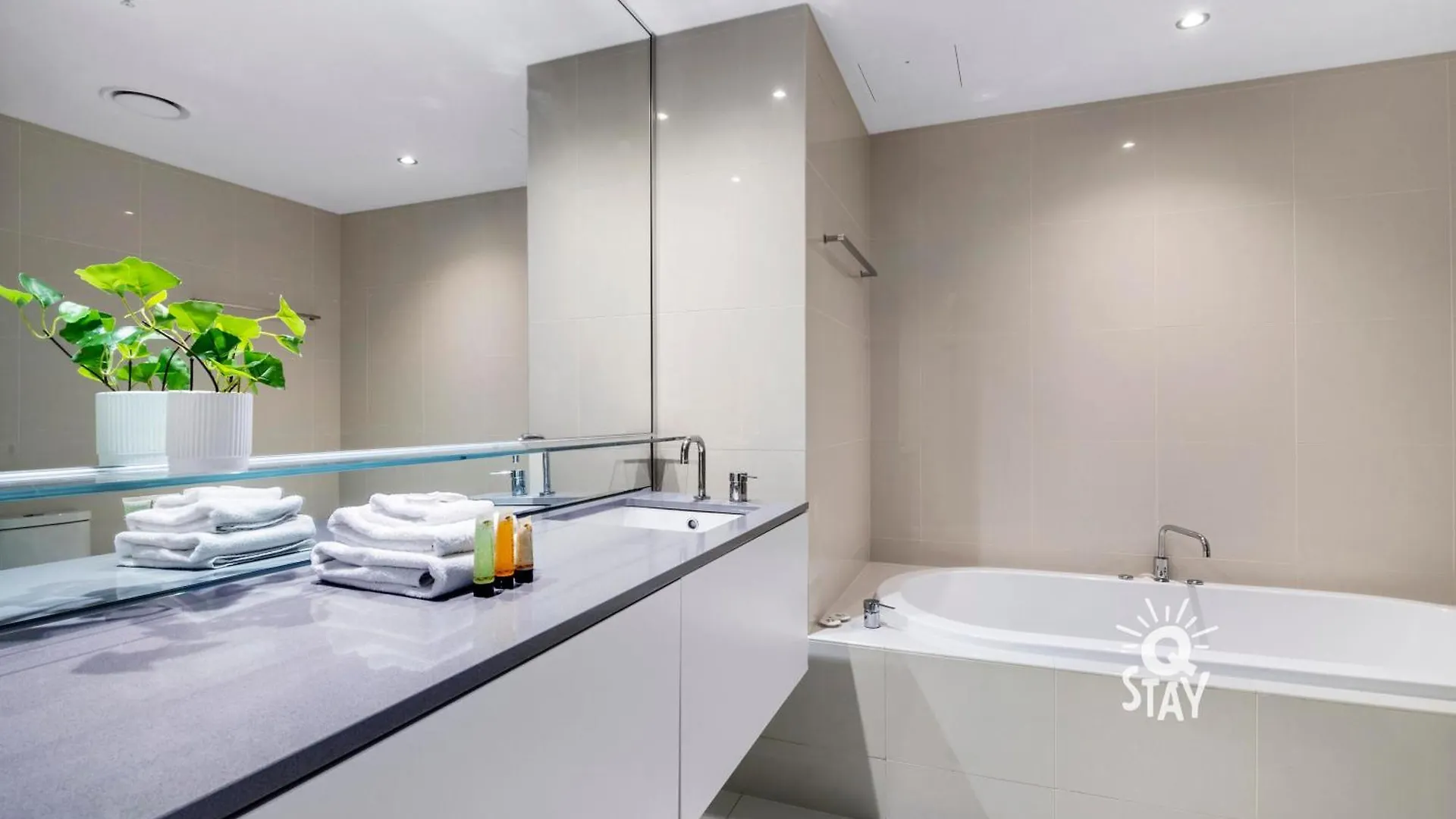 Circle On Cavill - 2 Bedroom Hinterland In The Heart Of Surfers Paradise Apartment