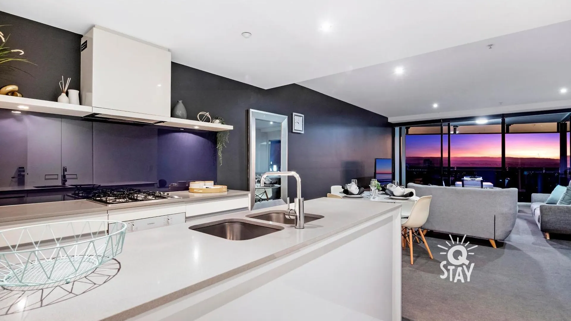 Circle On Cavill - 2 Bedroom Hinterland In The Heart Of Surfers Paradise *
