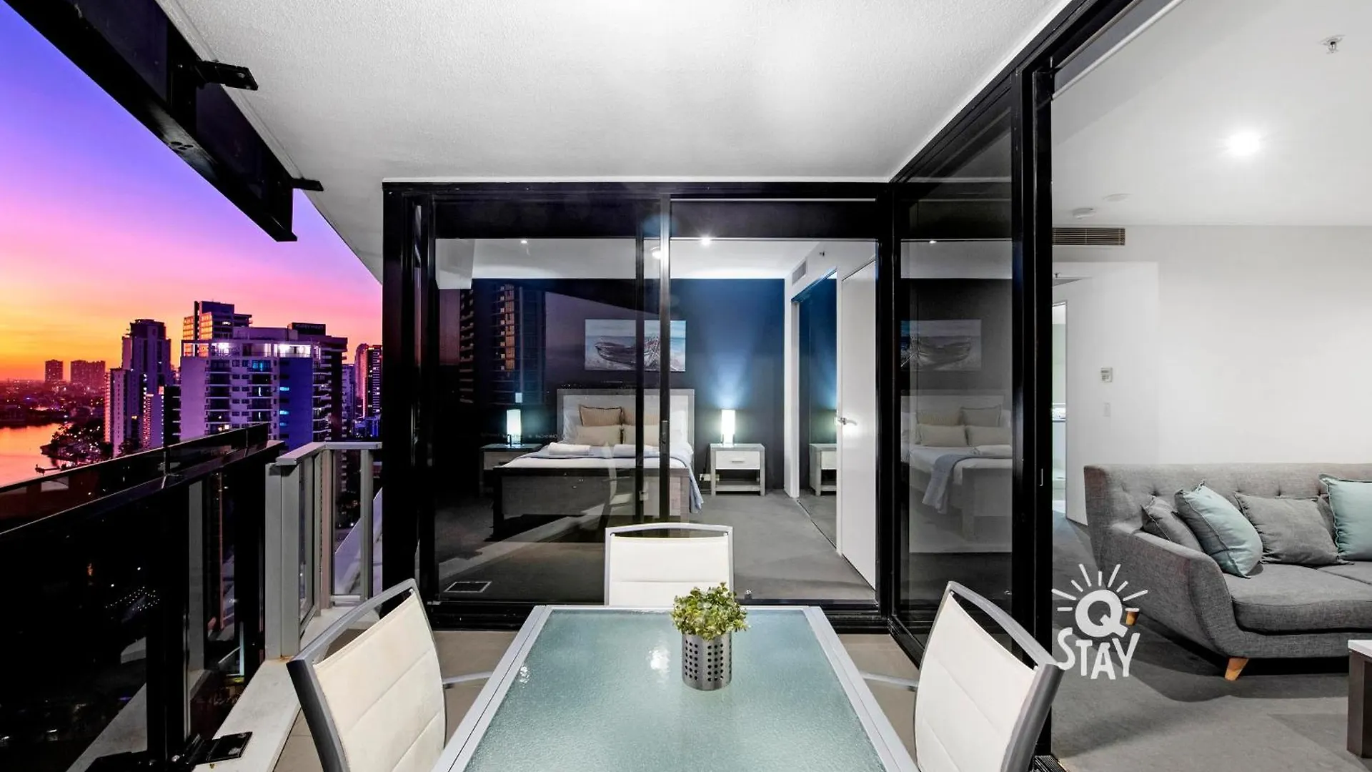 Apartment Circle On Cavill - 2 Bedroom Hinterland In The Heart Of Surfers Paradise *