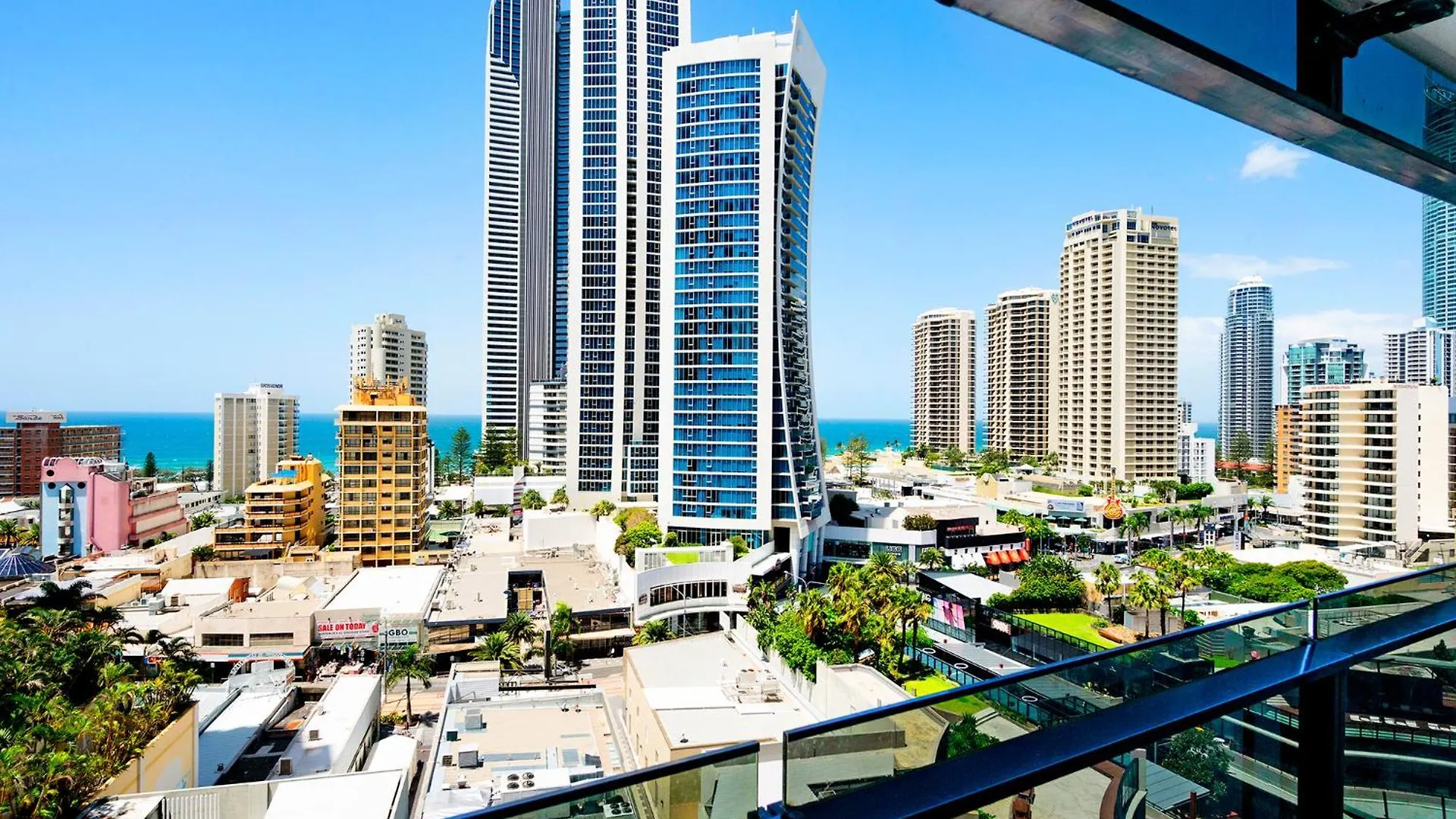 Apartment Circle On Cavill - Self Contained & Privately Managed - Wow *