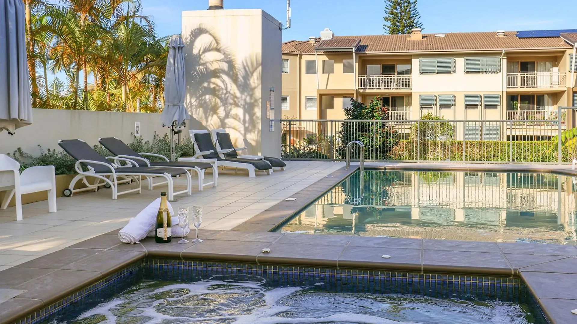 Burleigh Beachside Retreat *