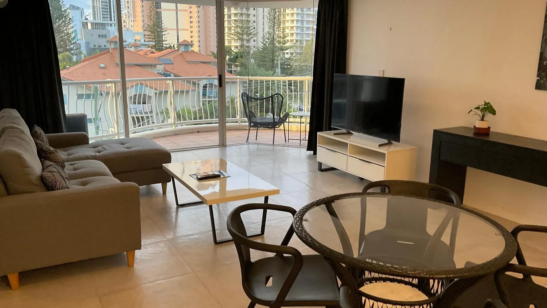 Broadbeach Aparthotel 4*