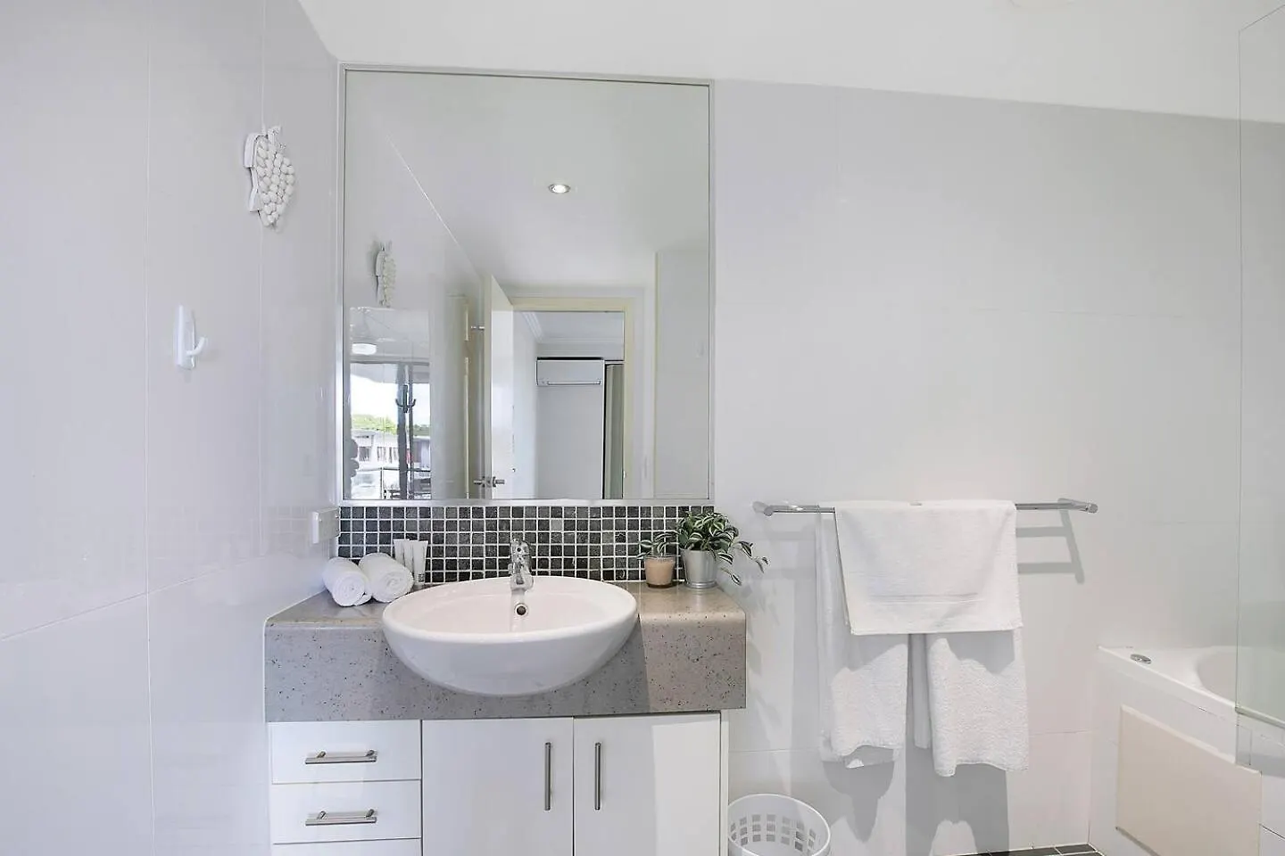 Breezy Beachside - Enjoy Outdoor Fun And Relaxation Apartment