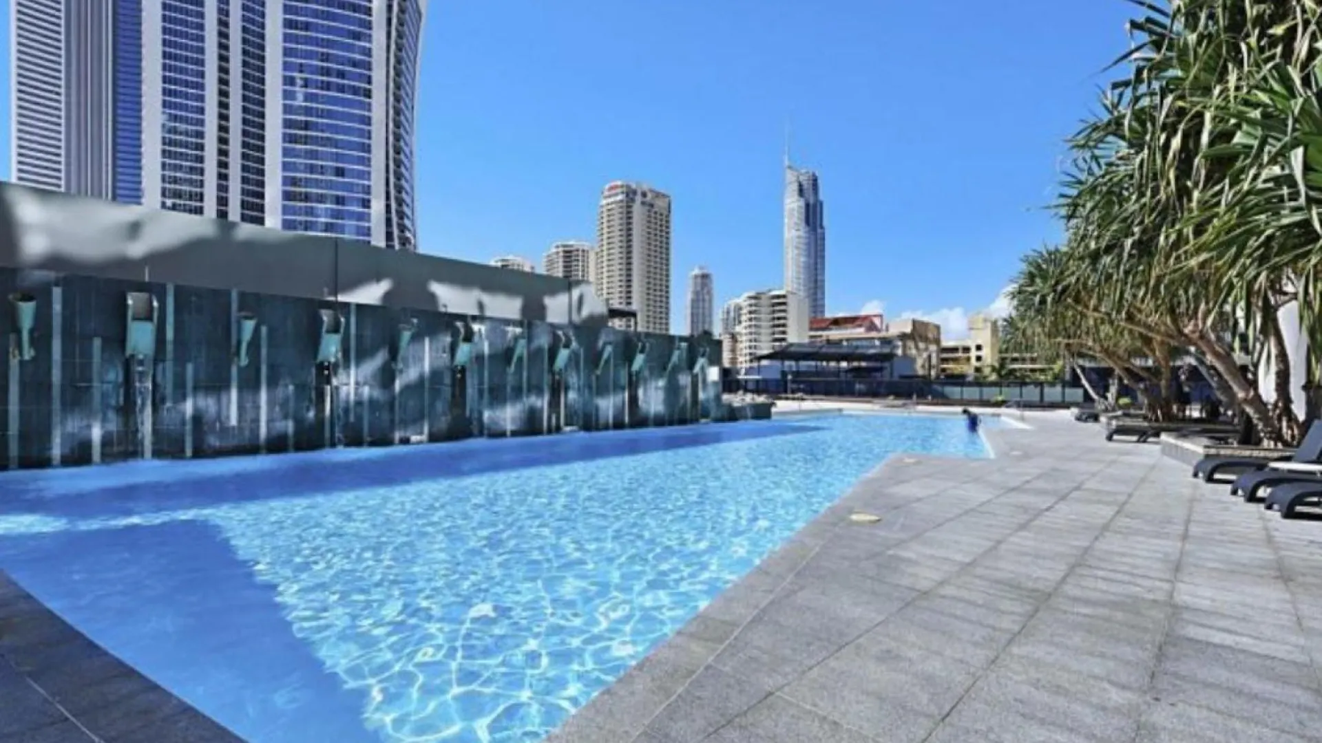 Circle On Cavill Luxe 2-bed With Views & Pool *