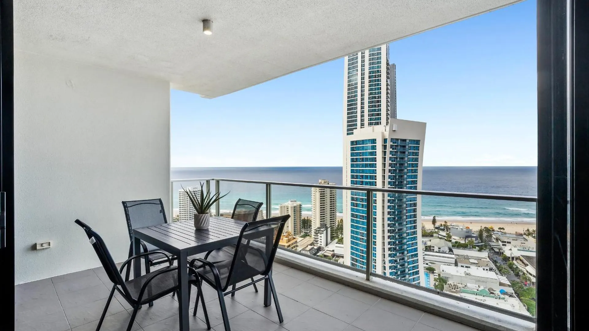 Private At Circle On Cavill - Q Apartament *