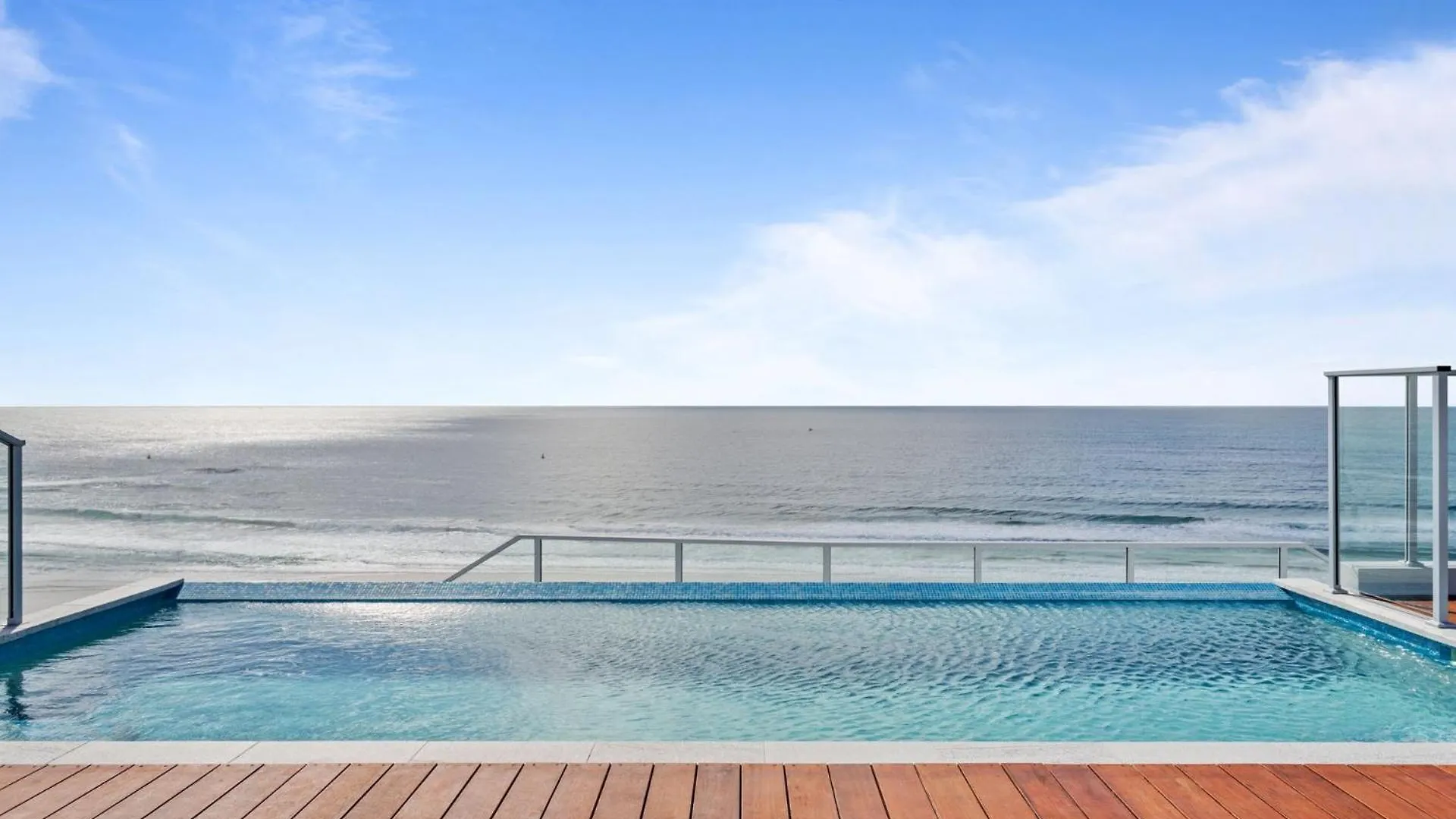 Apartment Palm Escape With Rooftop Pool - Coasthm Gold Coast