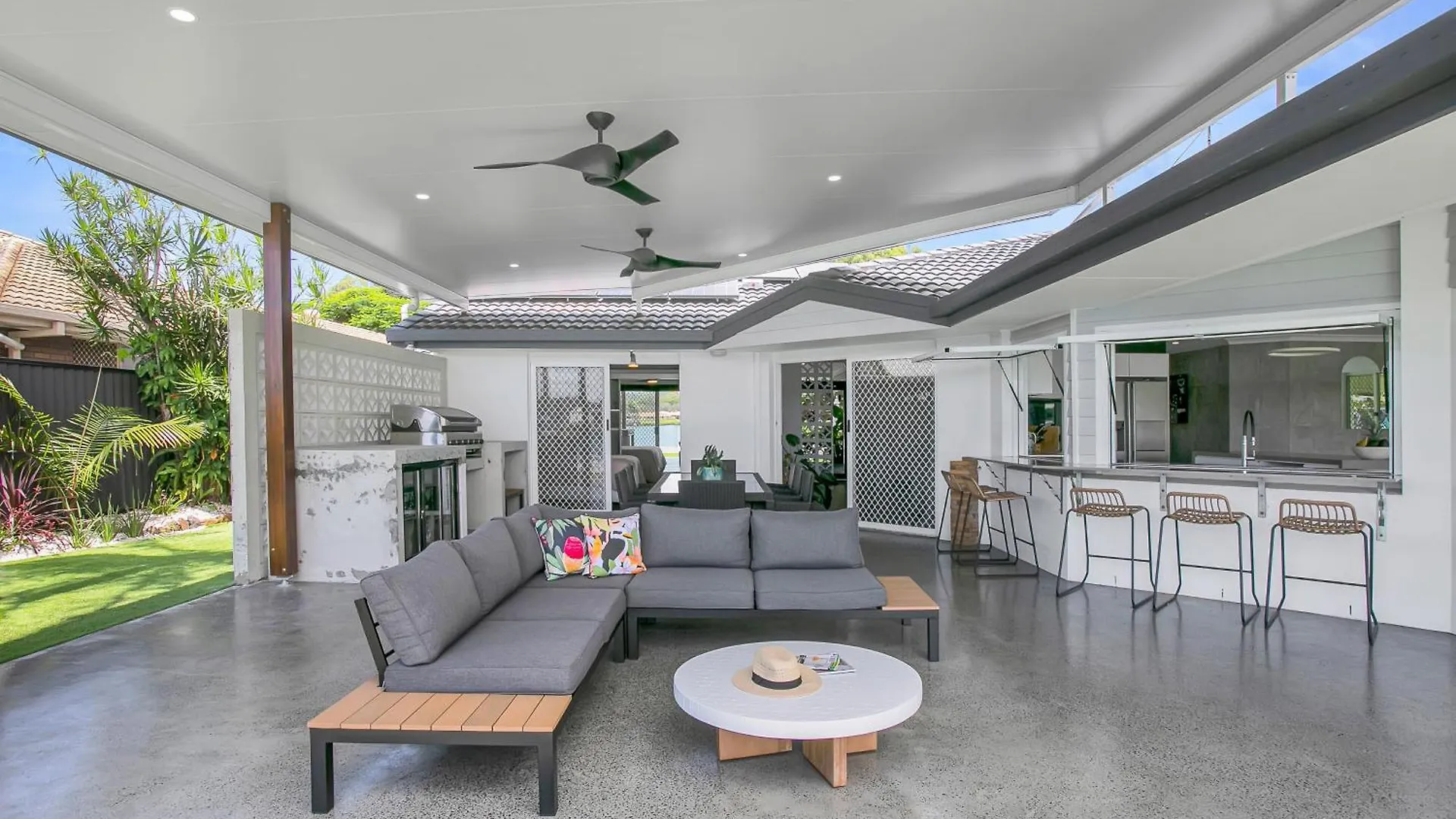 Waterfront Retreat With Infinity Pool & Canal Views Gold Coast