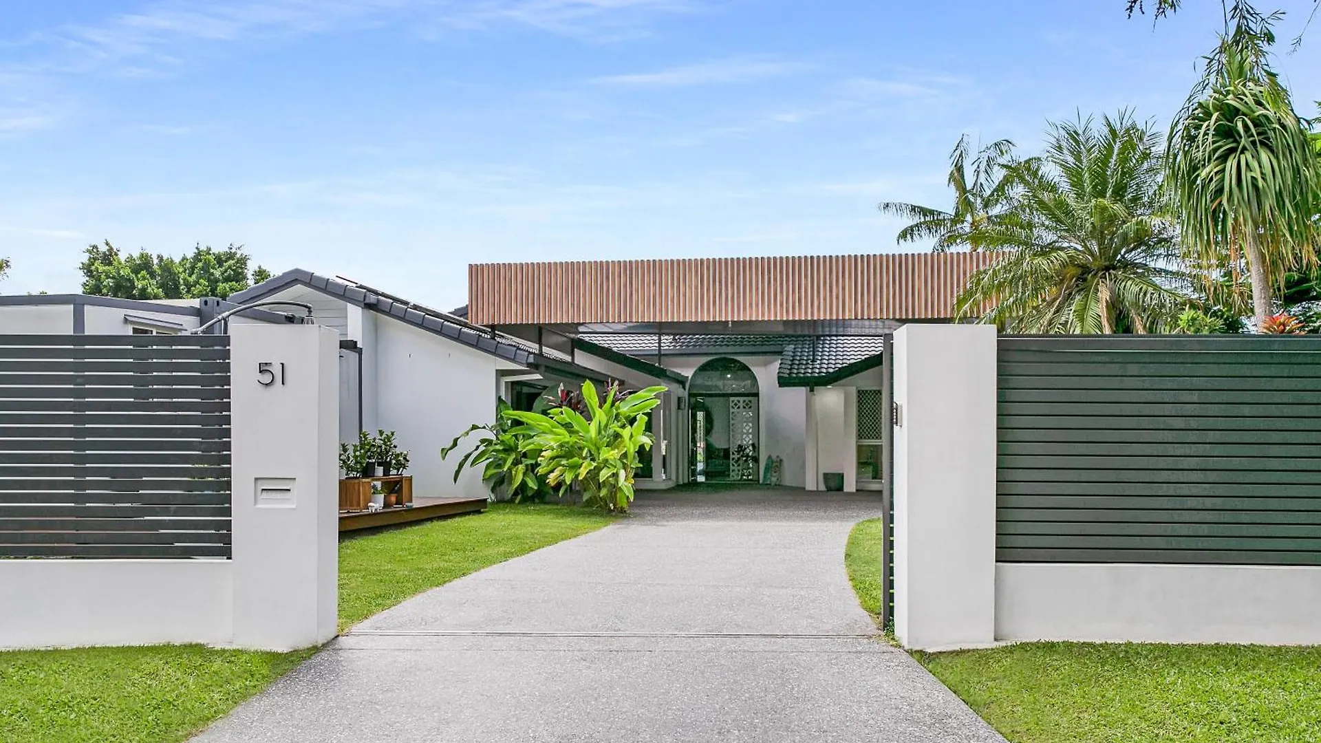 Waterfront Retreat With Infinity Pool & Canal Views *