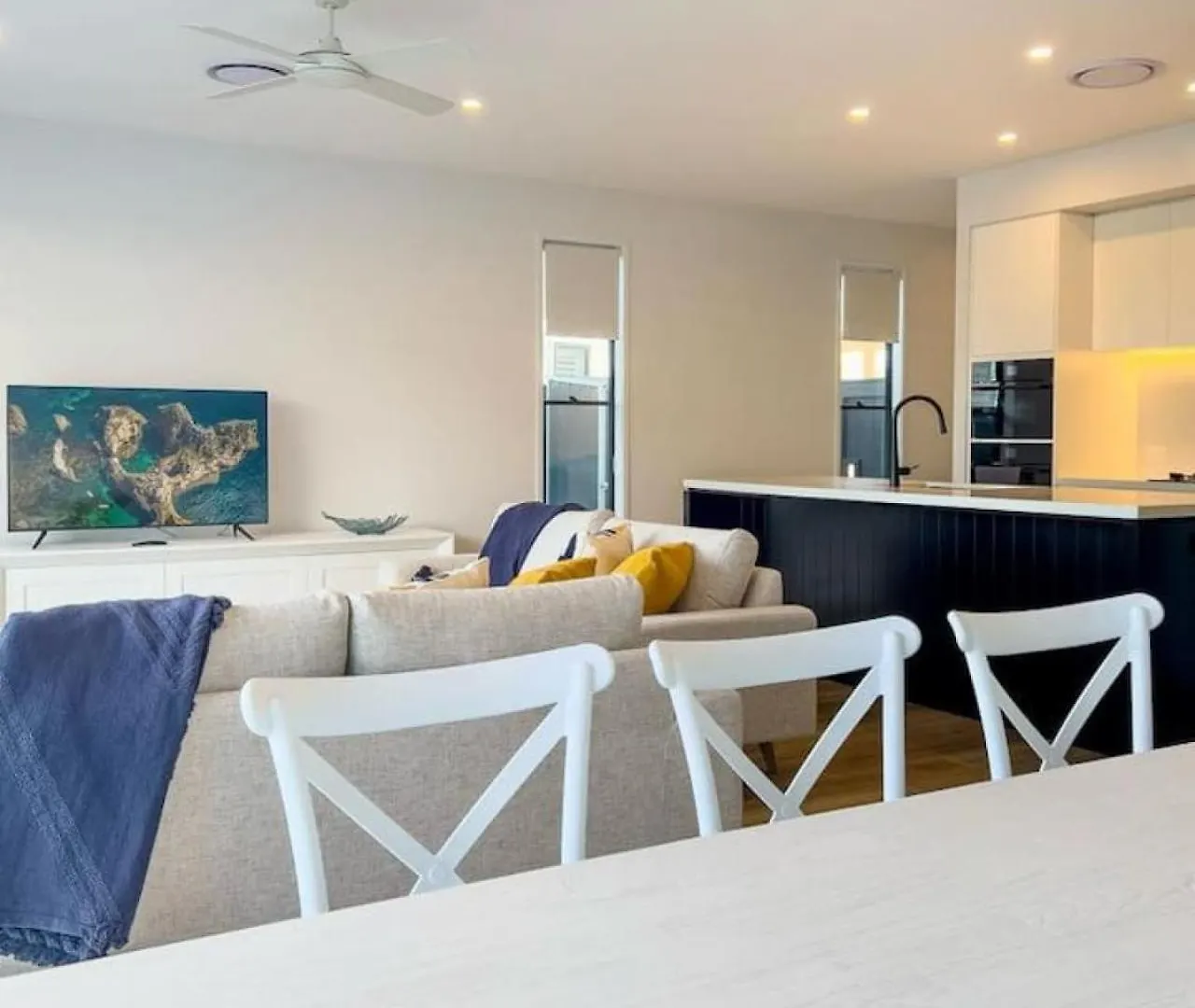 Tranquil Waterside Elegance Holiday home