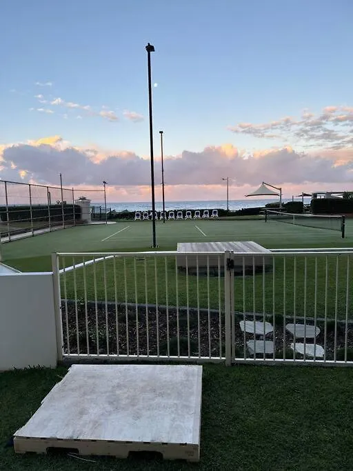 Front Oasis With Private Courtyard Gold Coast