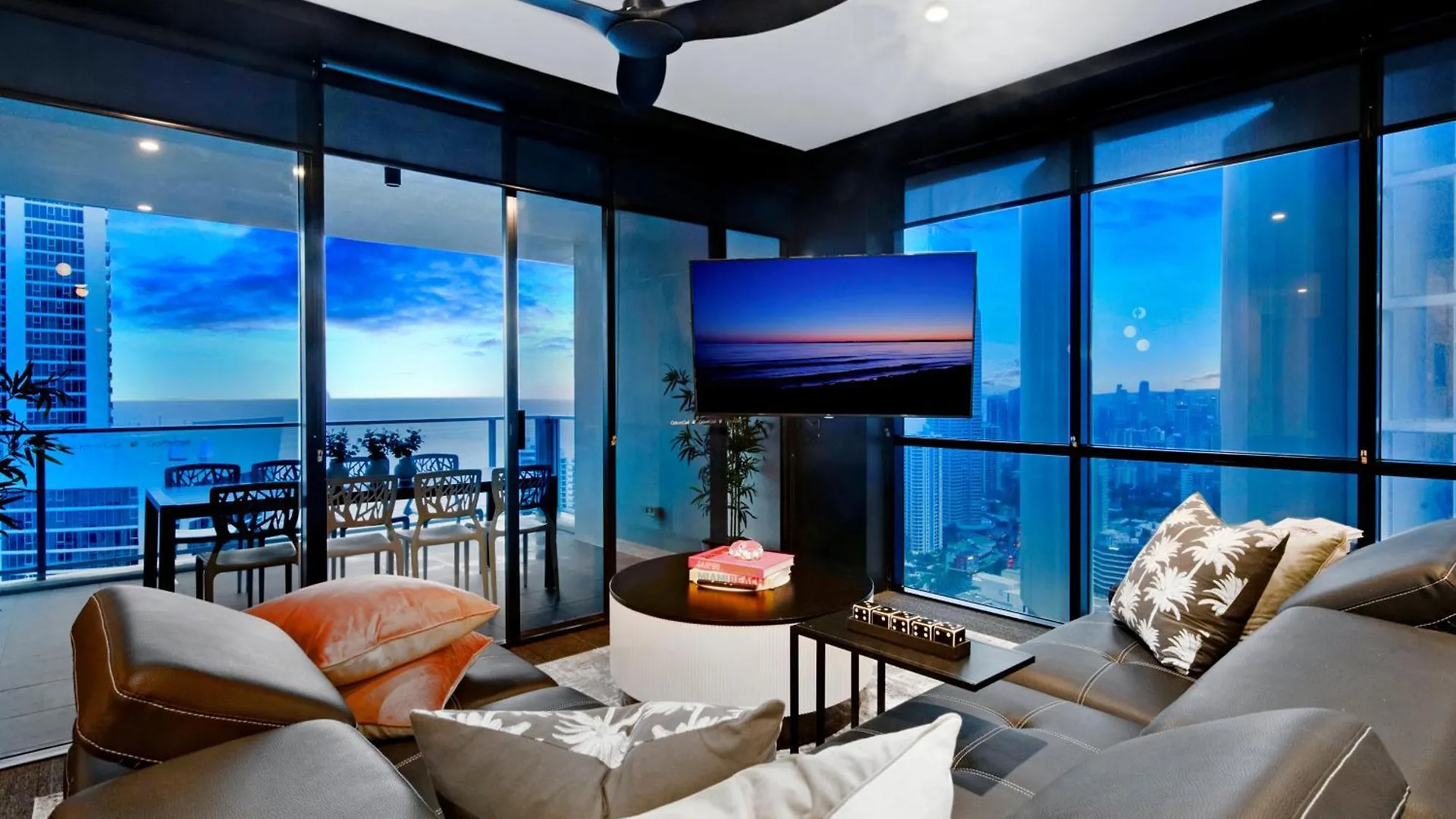 Two Bedroom Self Contained - Circle On Cavill - Privately Managed * Gold Coast