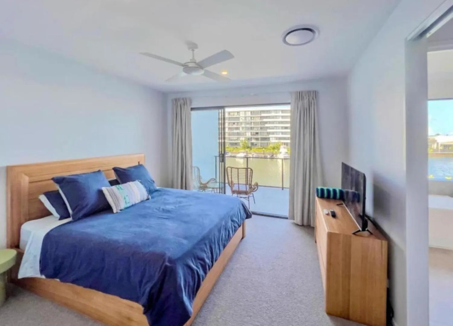 Holiday home Tranquil Waterside Elegance *