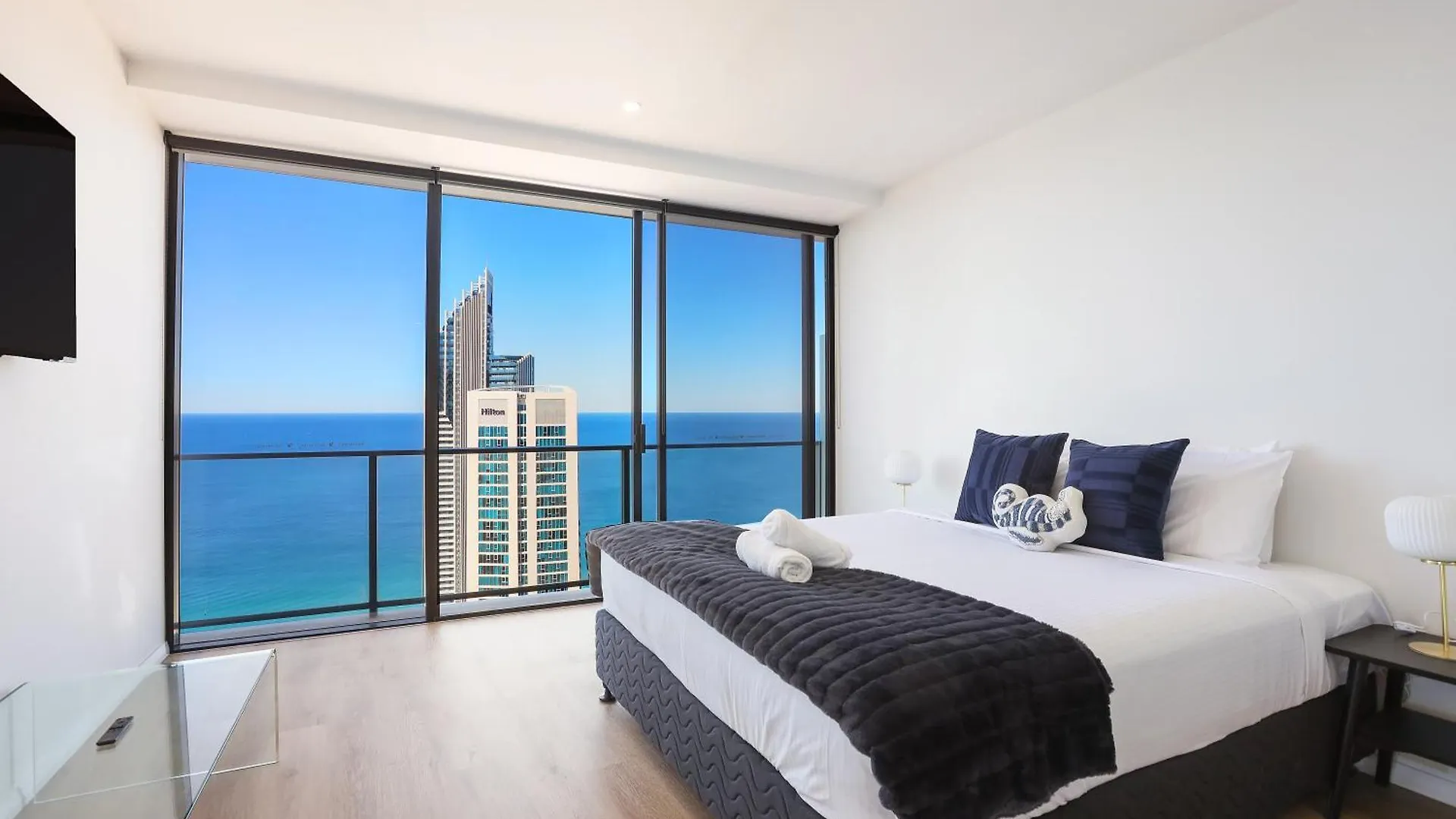 Appartement Circle On Cavill 60fl 3 Brm With Amazing View!