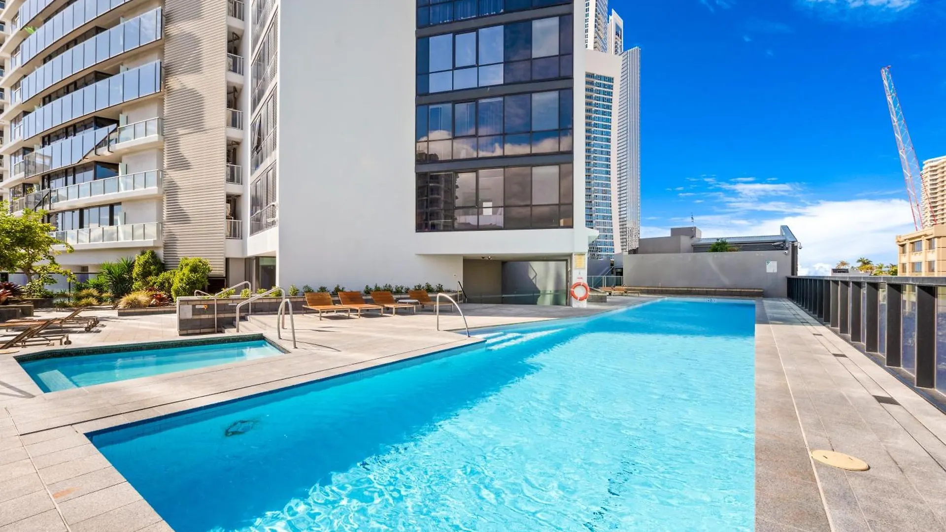 Appartement Circle On Cavill 60fl 3 Brm With Amazing View! *