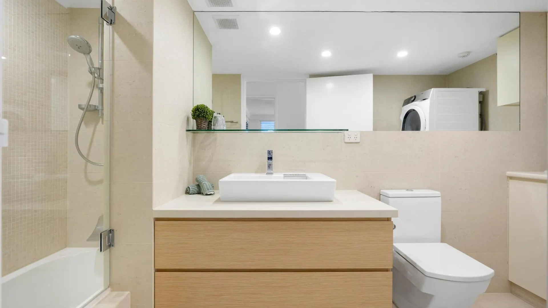 Front Oasis With Private Courtyard Apartment Gold Coast